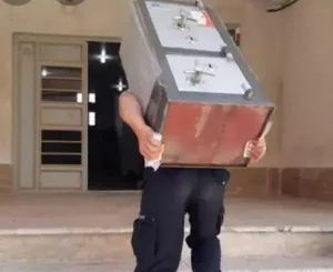 کارگر حمل گاوصندوق